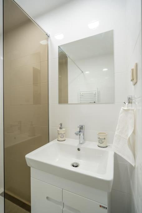 Top Location Central New & Spacious 3 Bdr Apt Medical Academy Sofia Eksteriør billede