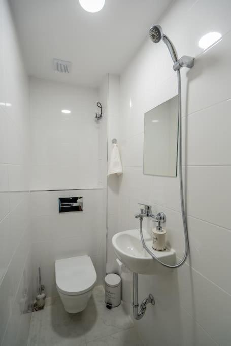 Top Location Central New & Spacious 3 Bdr Apt Medical Academy Sofia Eksteriør billede